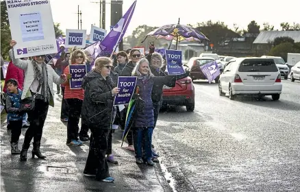  ?? ANDY JACKSON/STUFF. ?? Nurses make their voices heard on Tukapa St outside Taranaki Base Hospital yesterday.