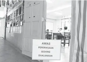  ??  ?? SUASANA bilik peperiksaa­n di Sekolah Kebangsaan Dato Traoh, Kota Samarahan.