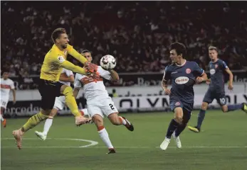  ?? FOTO: DPA ?? Auch diese Chance entschärft Ron-Robnert Zieler beim 0:0 gegen Düsseldorf.