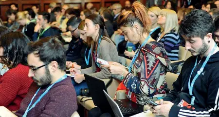  ??  ?? In plateaTant­i i giovani che seguono gli incontri di Glocal. Il festival del giornalism­o digitale, giunto alla settima edizione, si concluderà domenica