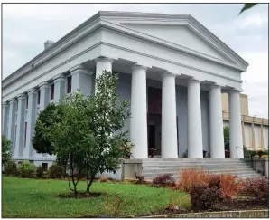  ?? (The Washington Post/James Lee) ?? The Old Norfolk Academy Building on St Paul’s Boulevard in Norfolk, Va., was designed by Thomas U. Walter, known for his design of the U.S. Capitol dome.