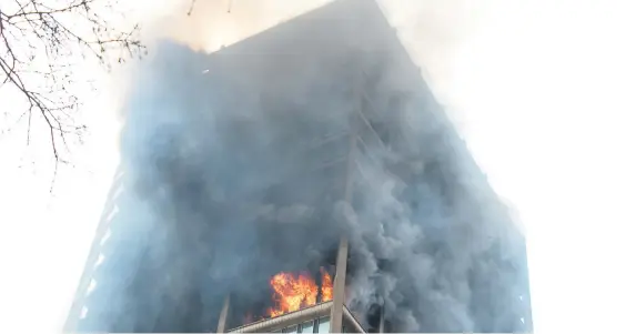  ?? Picture: Mokone Mphela ?? CALAMITY. The Bank of Lisbon building in Joburg continued to burn yesterday, a day after three firefighte­rs lost their lives.