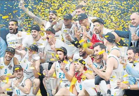  ?? FOTO: EFE ?? La plantilla del Real Madrid celebrando el título con la Copa y rodeados de confeti. Los blancos festejaron a lo grande un triunfo brillante sobre el que era campeón hasta ahora