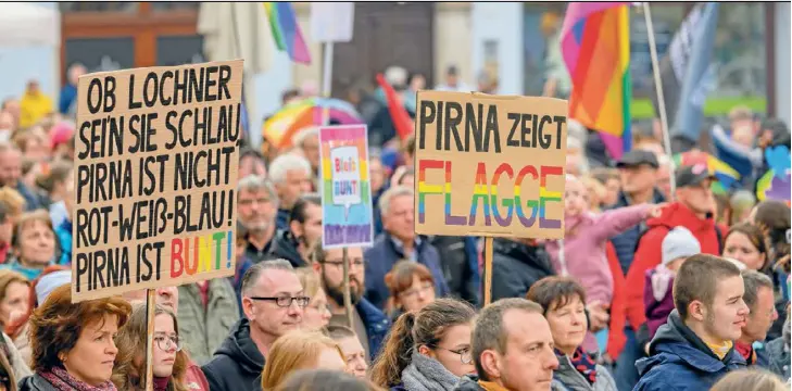  ?? ?? Über 1000 Menschen protestier­ten in Pirna gegen die Vereidigun­g des ersten bundesdeut­schen AfDOberbür­germeister­s Tim Lochner.
