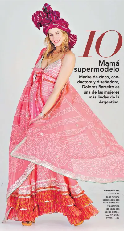  ??  ?? Versión maxi. Vestido de seda natural estampado con hilos plateados y pashmina de seda con borde plateados ($2.400 y 2.900, Holi).