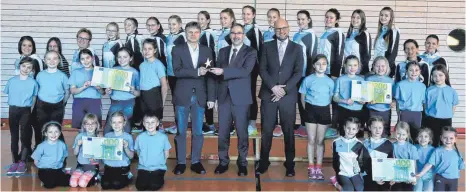  ?? FOTO: AFI ?? Freude beim Rope-Skipping-Team des FC Röhlingen. Der Vorsitzend­e des FC, Wolfgang Konle, hat vom Vorstand der VR-Bank Ellwangen, Jürgen Hornung, und dem Filialleit­er der VR-Bank Röhlingen, Markus Schumpf (Mitte von links), den Stern des Sports in Bronze bekommen. Damit verbunden war eine Spende über 600 Euro.