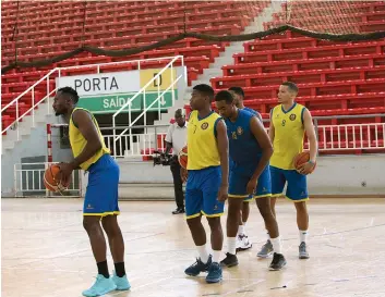  ?? JOSÉ COLA | EDIÇÕES NOVEMBRO ?? Equipa tricolor ensaia estratégia no palco do primeiro clássico da presente temporada