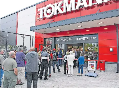  ?? FOTO: KRISTOFFER NÖJD ?? CEREMONI. Stadsdirek­tör Ragnar Lundqvist talade när Tokmannis nya affär i Ekenäs invigdes.