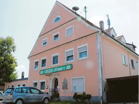  ?? Foto: Felicitas Macketanz ?? Markant sieht sie aus: die „Linde“in Illereiche­n. Das einzige schwäbisch­e Gasthaus im Altenstadt­er Ortsteil schließt. Damit geht auch eine Tradition und eine mehr als 50 jäh rige Ära von Anton Bader als Wirt zu Ende.