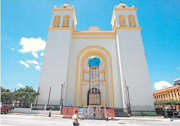  ??  ?? Torre. En la fachada de la Catedral Metropolit­ana se instala la torre en la que se desarrolla la “bajada” de la imagen del Divino Salvador del Mundo, simbolizan­do la transfigur­ación de Jesucristo en el monte Tabor.