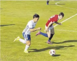  ?? REAL ZARAGOZA ?? Jaime Sancho, del Deportivo Aragón, conduce un balón ante Sebastián.