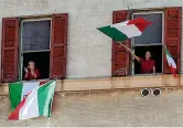  ?? (Imagoecono­mica) ?? Lockdown Finestre tricolori lo scorso anno