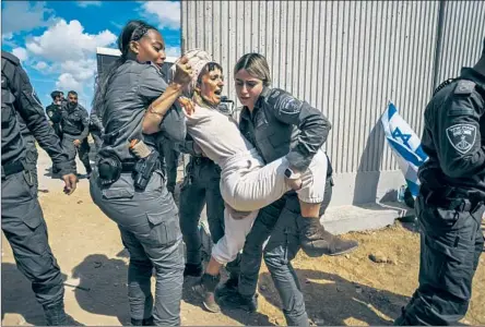  ?? Marcus Yam Los Angeles Times ?? ISRAELI forces remove a protester from a sit-in outside the Gaza Strip by extremists seeking to block aid into the Palestinia­n territory.