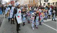  ?? ?? Die Kindergart­enkinder waren beim Umzug als bunt bekleckert­e Köche unterwegs.