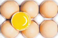  ?? FOTO: DPA ?? Experten empfehlen, in der Regel nicht mehr als drei Eier pro Woche zu essen. Wer gesund und fit ist, hat dabei aber Luft nach oben.