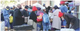  ??  ?? Vendors fail to maintain social distancing as they jostle to get into a vegetable market in Bulawayo yesterday