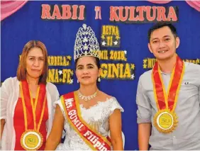  ??  ?? Ni Virginia A. Albano ti GUMIL Apayao a kas Mrs. GUMIL Filipinas 20182020. Kaduana iti ladawan da Alette Binua (Chief of Staff ni Dip. Baby Aline Alfonso-Vargas) ken Board Member Jesus Florencio A. Vargas.