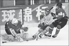  ?? JU HUANZONG / XINHUA ?? A team from Qiqihar, Heilongjia­ng province, plays opposition from Harbin, the provincial capital, in a match in Beijing in May.