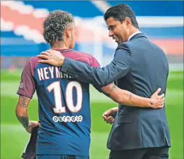  ??  ?? FICHAJE ESTRELLA. Neymar, el jugador más caro del PSG, con el presidente, Al Khelaifi.