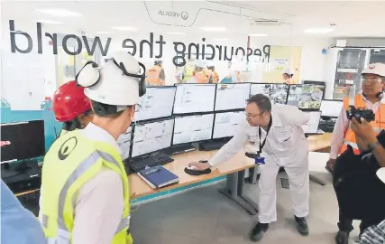  ??  ?? El trabajo en las plantas es completame­nte computariz­ada, desde la carga de los desechos a la caldera, hasta su operación y vigilancia.