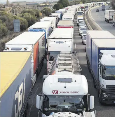  ?? MOHAMMED BADRA DAVID BORRAT / EFE ?? Camiones parados tras el corte por parte de los agricultor­es franceses de la AP-7 en La Junquera.