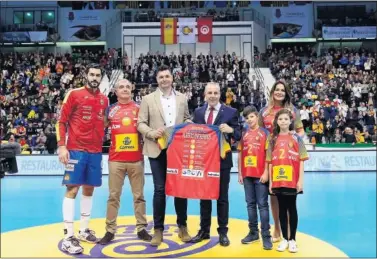  ??  ?? LOS ENTRERRÍOS. Alberto, con la camiseta con sus éxitos. Se la entregó el presidente, Paco Blázquez.