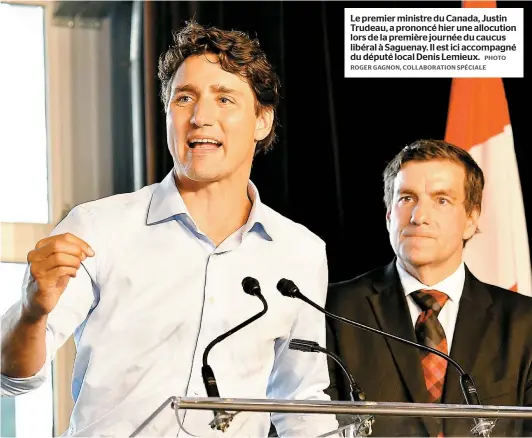  ??  ?? Le premier ministre du Canada, Justin Trudeau, a prononcé hier une allocution lors de la première journée du caucus libéral à Saguenay. Il est ici accompagné du député local Denis Lemieux.