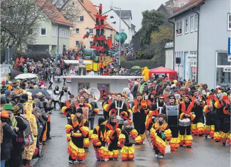  ?? FOTOS: AFI ?? Der Musikverei­n Neuler hat den Faschingsu­mzug in Neuler traditione­ll angeführt. Ab da ging's hoch hinaus.