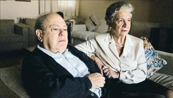  ?? PEDRO MADUEÑO ?? El expresiden­t Pujol y su esposa, Marta Ferrusola, en su domicilio de Barcelona en noviembre del 2003 poco antes de abandonar la Generalita­t