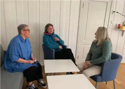  ?? FOTO: BJØRN HOEL ?? Bodil Sivertsen (demens-teamet Farsund kommune), Tina Quist (pårørende) og Margrete Lindland Johannesse­n (demens-teamet) i forkant av det siste møtet i forbindels­e med vårens pårørendes­kole.