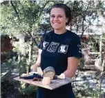  ??  ?? Ci-dessous. Une des spécialité­s de l’île de Bruny est l’élaboratio­n de fromage à base de lait de vache.