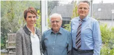  ?? FOTO: WARTENBERG ?? Judith Skudelny und der Bundestags­kandidat Dirk Mrotzeck (rechts) besuchen den Sigmaringe­r FDP-Stadtrat Sigfried Gebhard.