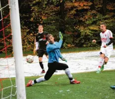  ?? Foto: Hieronymus Schneider ?? Westheims Stürmer Marco Spengler (weißes Trikot) gab dem Wehringer Torwart Daniel Morhart zweimal das Nachsehen. Hier erzielt er das 3:0.