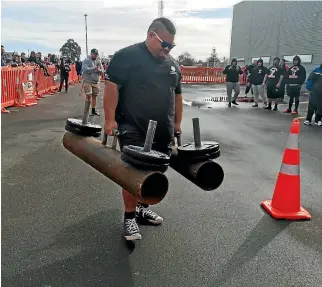  ?? PHOTO: JONO GALUSZKA/FAIRFAX NZ ?? Bruce Fata-to’o, from Strength Pit Otara, does the farmer’s walk as part of the Manawatu Strength Competitio­n.