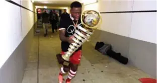  ?? FOTO TOM GOYVAERTS ?? Limbombe snelt met de trofee door de spelerstun­nel.