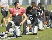  ?? JANE TYSKA/STAFF ?? Raiders quarterbac­k Derek Carr (4) and wide receiver Michael Crabtree (15) stretch with teammates during practice this week in Alameda.