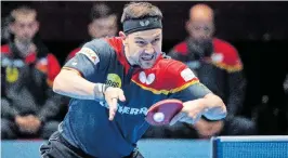  ?? [AFP] ?? Timo Boll versucht den Backhand-Schlag. Gelingt ihm in Busan der richtige Spin?