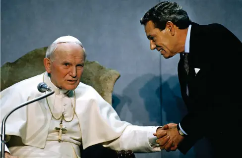 ??  ?? Papa Giovanni Paolo II (1920-2005) con Joaquín Navarro-valls (1936-2017) in una fotografia del 1994 di Massimo Siragusa/contrasto