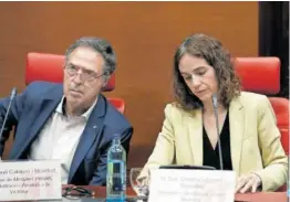  ?? A. DALMAU (EFE) ?? Amand Calderó, junto a la consejera Gemma Ubasart, el jueves en el Parlament.