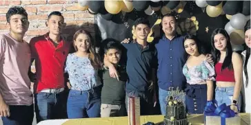  ??  ?? > El festejado posó con su hijo y sobrinos para la foto del recuerdo.