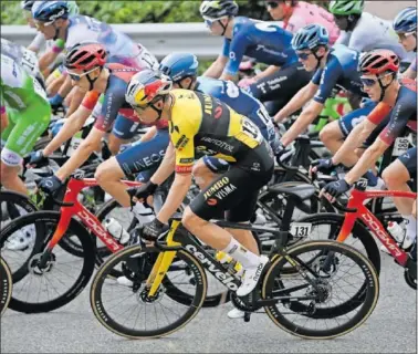  ?? ?? Wout van Aert, corredor del Visma, en pleno pelotón durante una etapa.