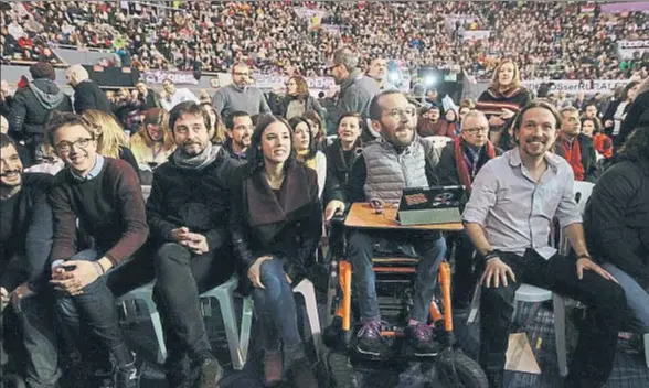  ?? EMILIA GUTIÉRREZ ?? Íñigo Errejón, Rafa Mayoral, Irene Montero, Pablo Echenique y Pablo Iglesias ayer, durante la asamblea de Vistalegre