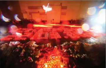  ?? ?? De draebte ved massakren i udkanten af Moskva mindes med lys og blomster. Foto: Sergei Vedyashkin/Afp
