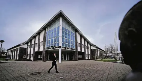  ?? RP-FOTO: MARKUS VAN OFFERN ?? Der Blick der Büste von Bedburg-Haus Ex-Bürgermeis­ter Johann van Aken geht zum Rathaus. Bei den Finanzen gibt es Licht und Schatten.