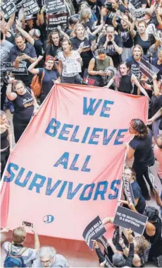  ??  ?? ► “Creemos en todos los sobrevivie­ntes”, se lee en una pancarta durante una marcha en Washington.