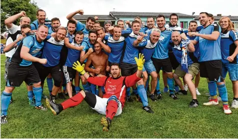  ?? Foto: Marcus Merk ?? Sie haben es geschafft: Die Spieler des FC Emersacker steigen nach einem packenden Saisonfina­le in die Kreisklass­e auf. Sie bezwangen den bislang höherklass­igen VfL Wes tendorf mit 4:2.