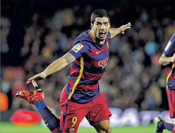  ??  ?? El delantero uruguayo Luis Suárez celebra uno de los tres goles que marcó ayer ante el Eibar en el Camp Nou