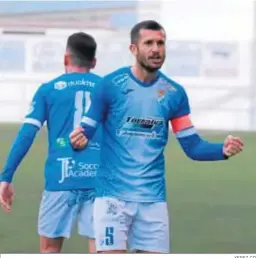  ?? XEREZ CD ?? Álex Colorado celebra con rabia el gol del triunfo en Conil.