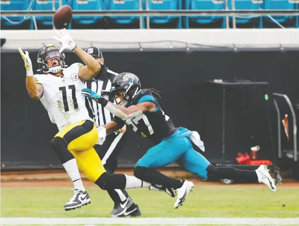  ?? Michael Reaves / Gett y Imag es ?? Canadian Chase Claypool of the Pittsburgh Steelers makes a catch as Chris Claybrooks of the Jacksonvil­le Jaguars defends during Sunday’s
game at TIAA Bank Field in Jacksonvil­le, Fla. Claypool, a rookie, has 10 touchdowns already this season.