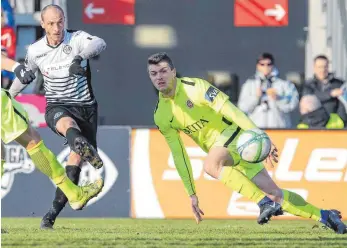  ?? FOTO: THOMAS SIEDLER ?? Wie schon im Spiel gegen Wiesbaden hat Matthias Morys (weißes Trikot) entscheide­nden Anteil am Punktgewin­n. Mit seinem Tor sichert der Angreifer dem VfR gegen Kiel das zwölfte Remis.